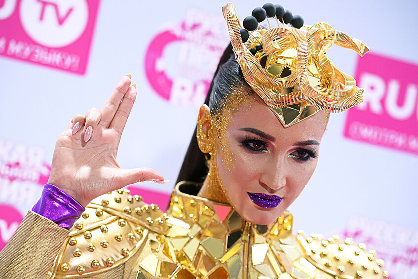 Ольга Бузова перед церемонией вручения VIII Русской Музыкальной премии телеканала RU.TV в зале «Крокус Сити Холл» в Москве, 2018 год