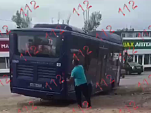 112: автобус без водителя въехал в припаркованную машину в Астрахани