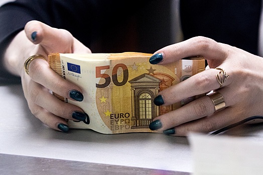 Доллар или евро: эксперт сказал, какую валюту выбрать