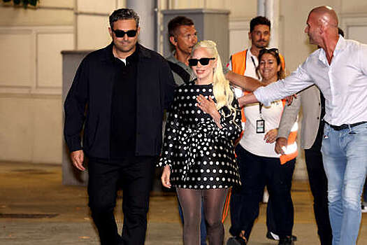 Певица Леди Гага в мини-платье вышла на публику с женихом Майклом Полански