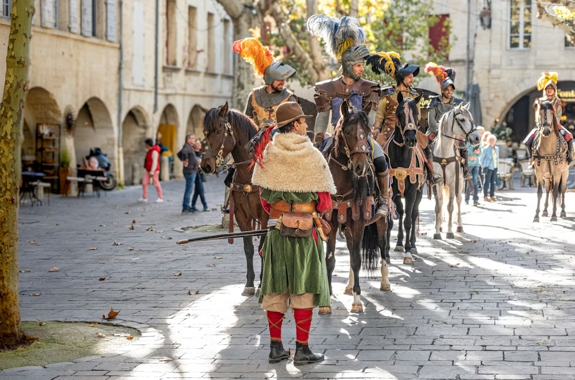 Цвета в средние века: какую одежду предпочитали монахи и рыцари