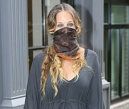 Сара Джессика Паркер носит бандану вместо маски