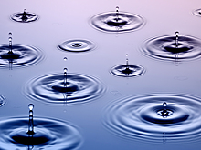 Физики увидели, как капли дождя становятся мощным природным скульптором