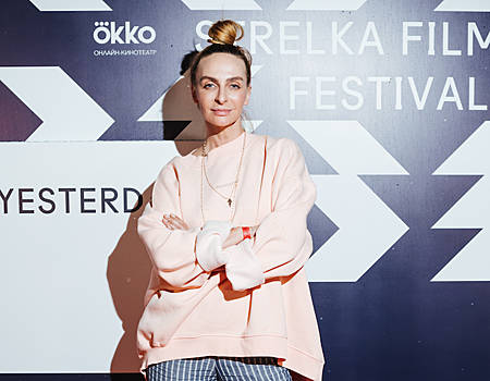 Снигирь пришла на открытие Strelka Film Festival by Okko в замшевой юбке с кожаным поясом, а Варнава — в oversize look’е
