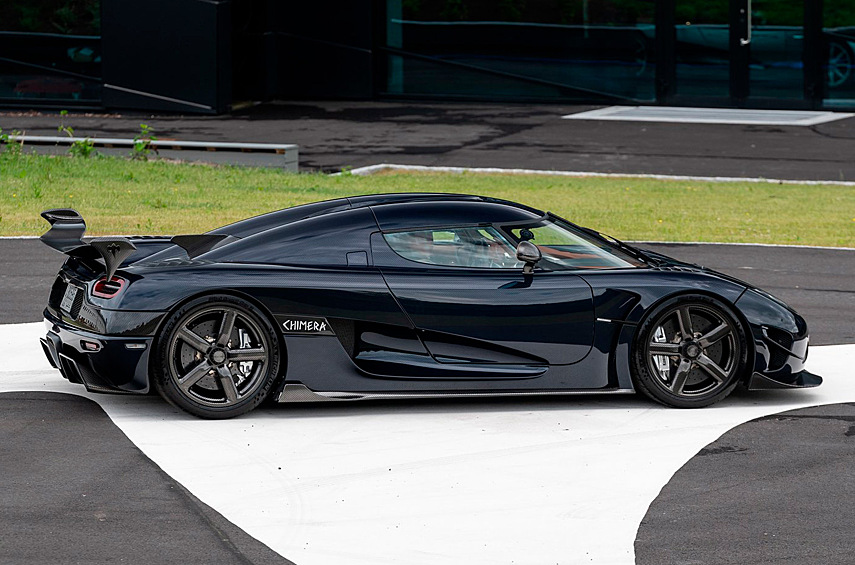 Вместо битурбодвигателя V8 5.0 на 1360 лошадиных сил и 1371 Нм появился мотор от Jesko. У «восьмёрки» с плоским коленвалом такой же объём, но на биоэтаноле E85 она развивает 1600 сил и 1500 Нм (на простом бензине — 1280).