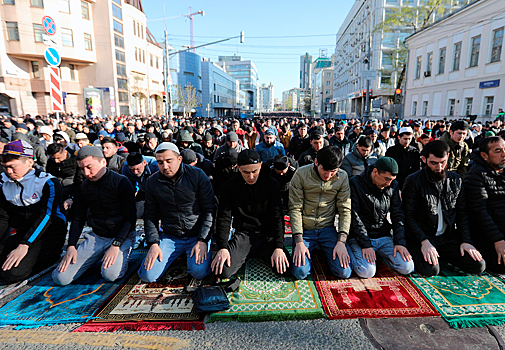 Мусульмане празднуют Ураза-байрам — завершение священного месяца Рамадана