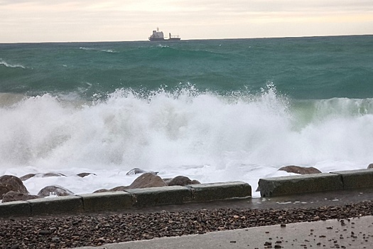 На якорной стоянке в Керчи произошел навал танкера и теплохода