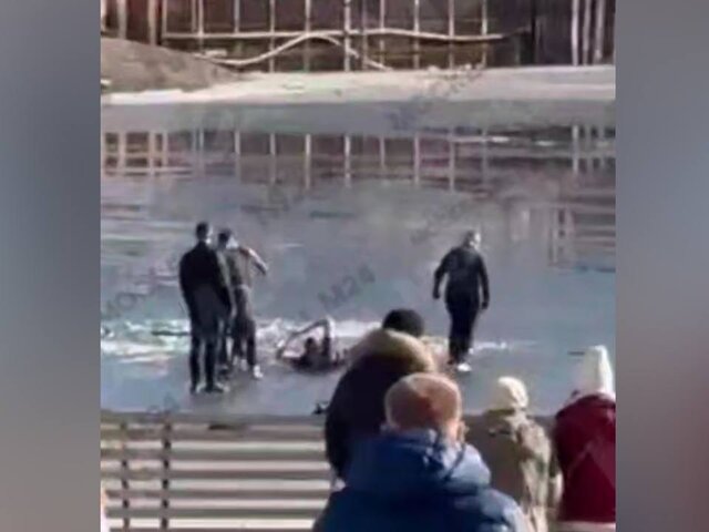 Две девочки провалились под лед в подмосковных Химках
