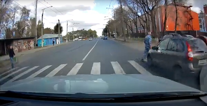«Бежал по переходу и смотрел в другую сторону»: появилось видео ДТП с пешеходом в Тольятти