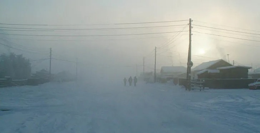 Однако на самом деле звание полюса холода до сих пор является предметом споров между Оймяконом и Верхоянском. Рекордная температура в Верхоянске была ниже, составив -67,8 °С в 1885 году.
