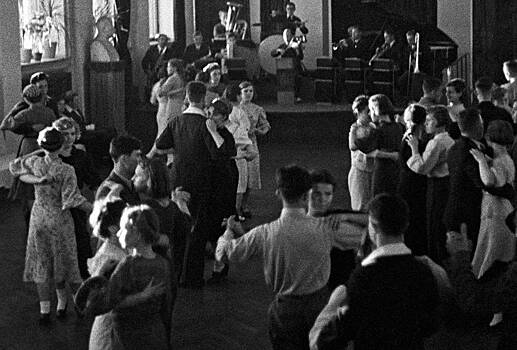 «Сверху на меня стали грузить тела» Новогодний бал-маскарад в послевоенном СССР закончился трагедией. Десятки детей сгорели заживо