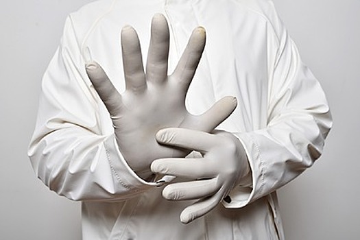 Иммунолог опроверг эффективность перчаток против коронавируса
