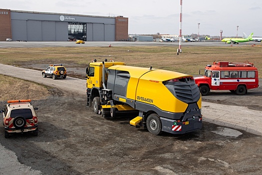 Аэропорт Толмачёво приобрёл машины для уборки снега с взлётно-посадочной полосы