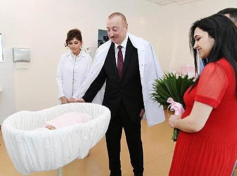 Ильхам Алиев поздравил родителей 10-миллионного жителя Азербайджана