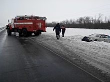 На трассе Оренбург-Орск спасатели эвакуировали два автомобиля, съехавших в кювет