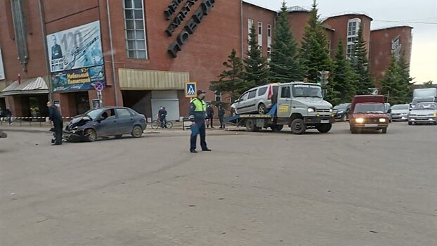 В центре Вятских Полян произошло лобовое столкновение