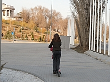 В центре Волгограда «Лада» сбила 25-летнюю девушку на электросамокате
