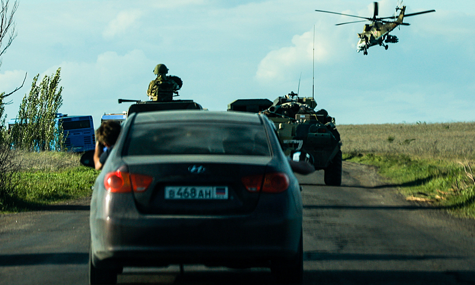Военная техника и автобусы с эвакуированными с территории завода "Азовсталь" украинскими военнослужащими по пути к Еленовской колонии