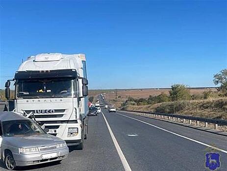 Два человека пострадали при столкновении легковушки и фуры под Сызранью