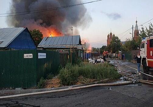 ЧП в городе РФ: пожар охватил сразу 10 домов
