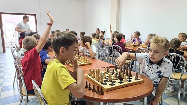 Юные шахматисты поздравили друг друга с праздником, сыграв партию