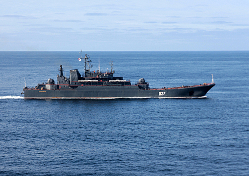 Большой десантный корабль Северного флота «Александр Отраковский» выполнил артиллерийские стрельбы в Баренцевом море