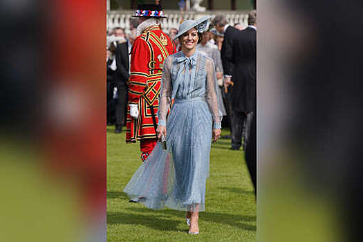 Кейт Миддлтон надела полупрозрачное платье на садовую вечеринку в Букингемском дворце