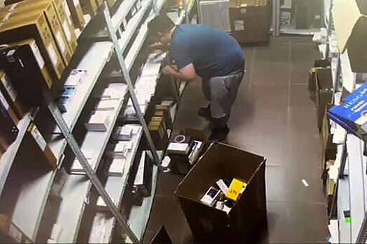 В Твери кладовщик украл из магазина гаджетов почти на полмиллиона рублей