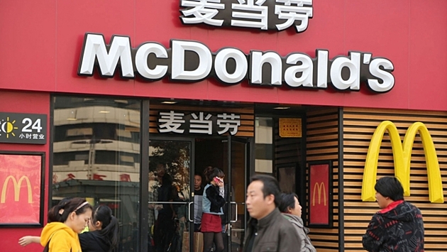 В китайском McDonald's стали продавать "русский" бургер с колбасой
