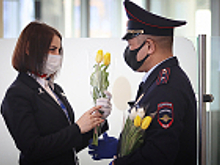 В аэропорту Нижнего Новгорода полицейские дарили женщинам цветы