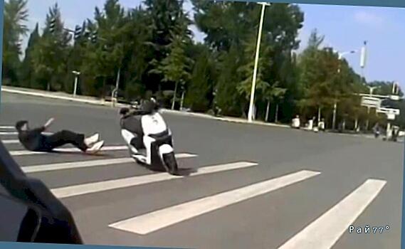 «Бегство» скутера было запечатлено со сбитого им мотоцикла