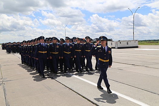 В Армавире летчиков поздравили с 70-летием образования 713-го учебного авиационного полка