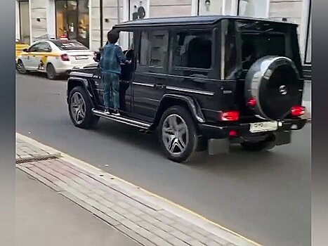 Жители Патриарших прудов жалуются на детей-попрошаек, атакующих дорогие машины