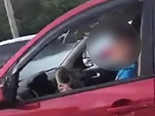 Автоэксперт объяснил, что грозит водителю, посадившему ребенка за руль