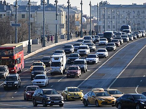 Дептранс предупредил о росте числа автомобилей на дорогах Москвы осенью