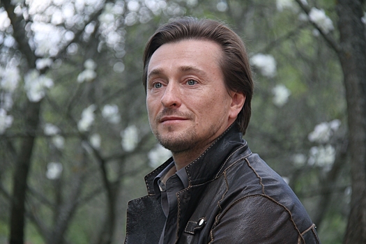 Сергей Безруков перестал скрывать 2-летнюю дочь и вышел с ней в свет