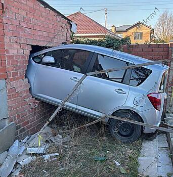 Потерявший сознание водитель иномарки проломил забор жилого дома в Краснодаре