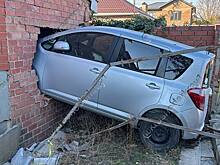 Потерявший сознание водитель иномарки проломил забор жилого дома в Краснодаре