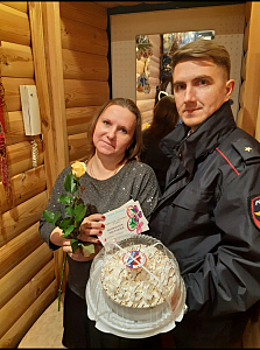 В Ленинградской области транспортные полицейские, представители Общественного совета и ветеранской организации присоединись к традиционной акции «8 Марта-В каждый Дом»