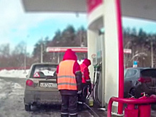 Эти сотрудники заправки бензин воруют или нет?