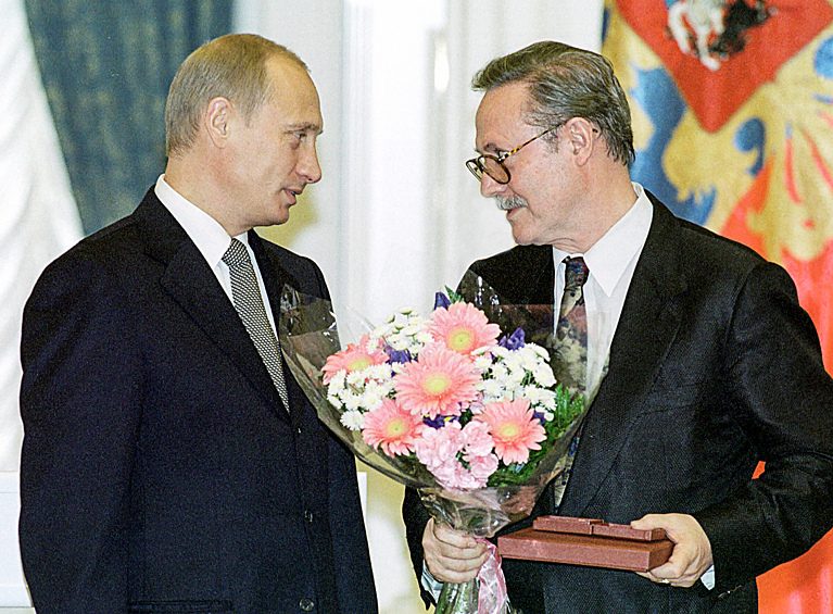 Президент РФ Владимир Путин вручает Государственную премию РФ актеру Юрию Соломину за исполнение роли Фамусова в спектакле Малого театра по пьесе А.Грибоедова "Горе от ума", 2002 год