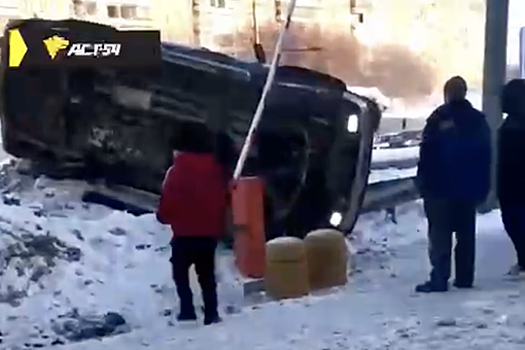 В Новосибирске внедорожник с пьяной компанией перевернулся у торгового центра