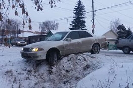 В Омске 25-летний водитель Toyota Mark II сбил двоих пешеходов