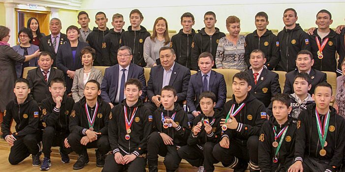 Чемпионы и призеры России по вольной борьбе получили награды