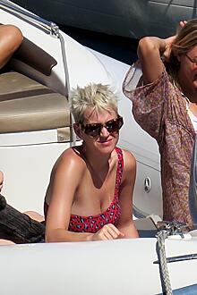 Модная Кэти Перри отправилась на водную экскурсию у острова Капри