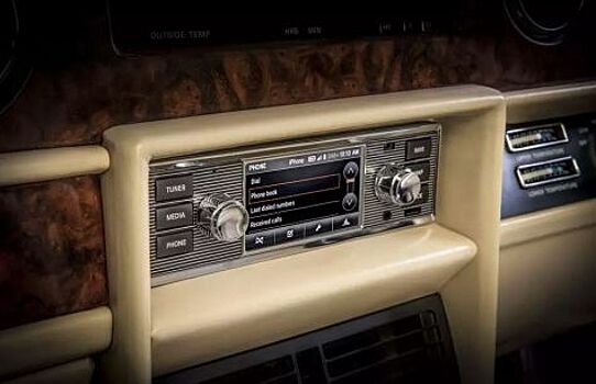 Jaguar Land Rover разработал современную систему мультимедиа для ретро моделей