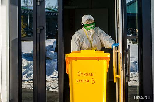 В свердловском городе нашли свалку опасных отходов из больниц. К ней подбирается огонь