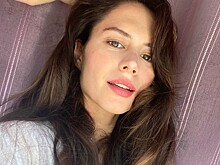 Возлюбленная Ивана Янковского показала кольцо после слухов о ее беременности