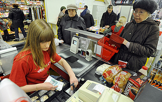 Снять наличные через кассу магазина. Кому выгодна новая услуга?