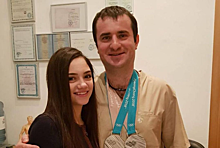 В День медицинского работника Евгения Медведева опубликовала фото со спортивным врачом